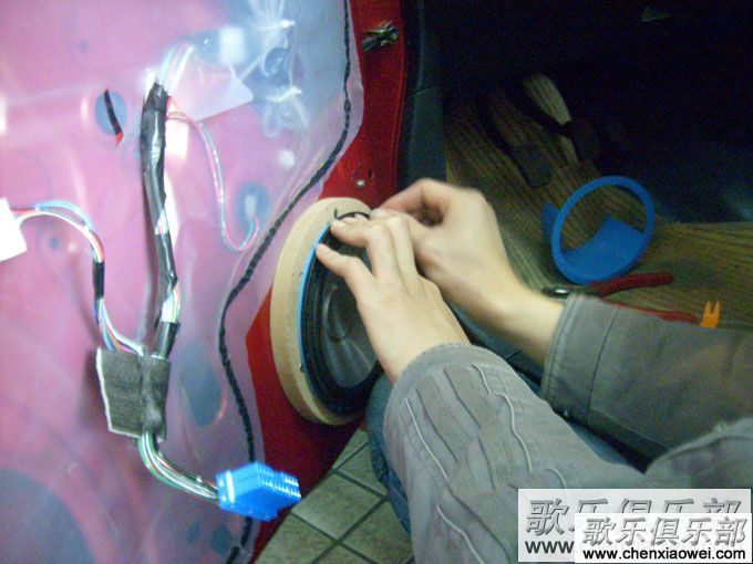 铃木雨燕1.5改装歌乐主机DXZ588RUSB前门分体SRE1721S后门同轴SRG1621R