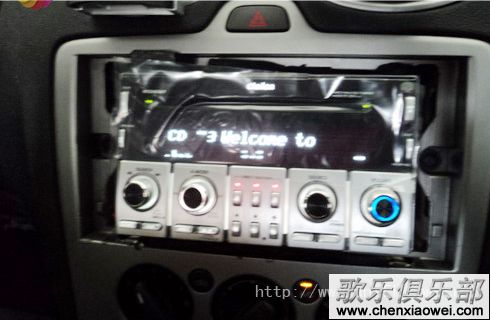 福特福克斯汽车CD机换装歌乐6碟主机WXZ466MP